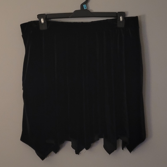 HOT TOPIC Batwing Hem Black Velvet Skirt - Picture 9 of 11